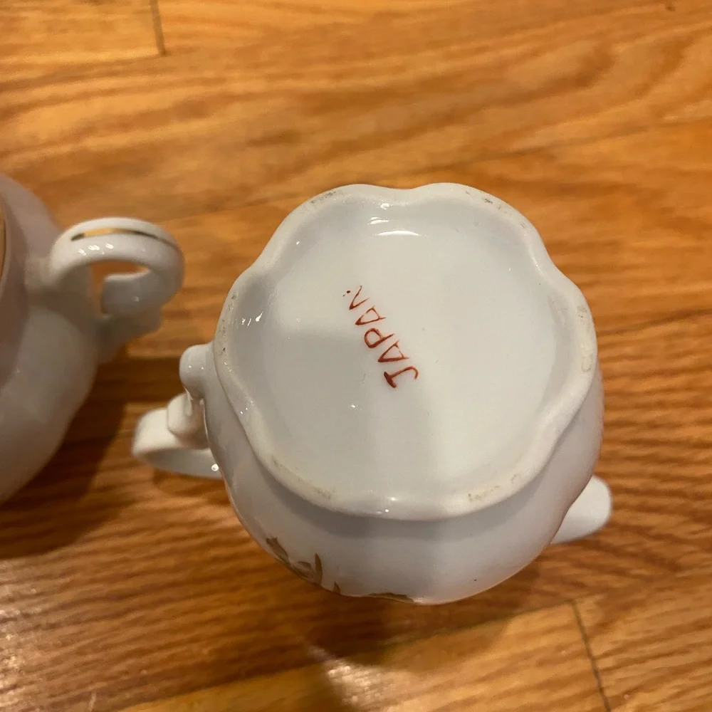 Porcelain creamer and sugar set